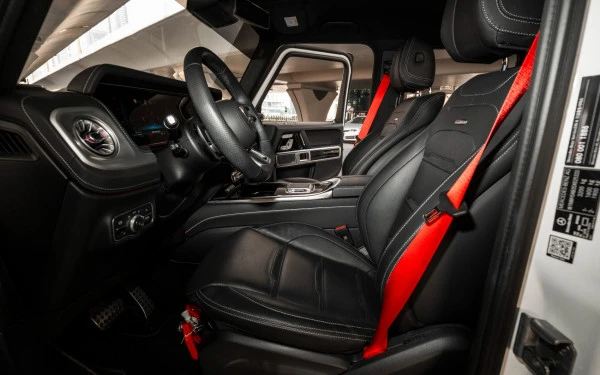 White Mercedes G63 AMG Photo 2