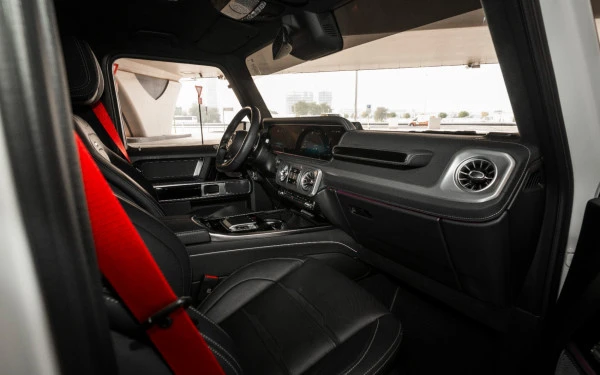 White Mercedes G63 AMG Photo 4