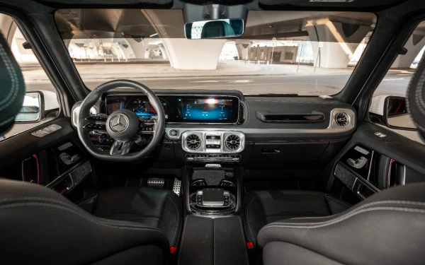 White Mercedes G63 AMG Photo 11