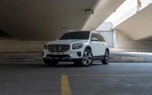 White Mercedes GLB 200 Photo 2