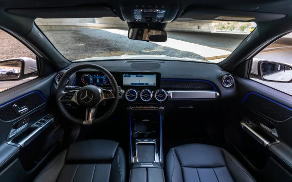 White Mercedes GLB 200 Photo 5