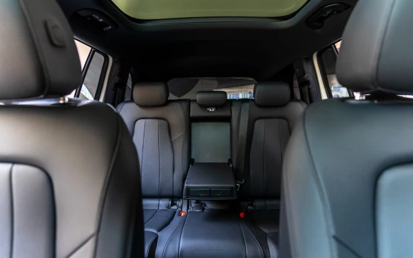 White Mercedes GLB 200 Photo 6