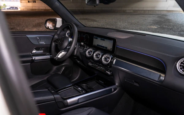 White Mercedes GLB 200 Photo 7